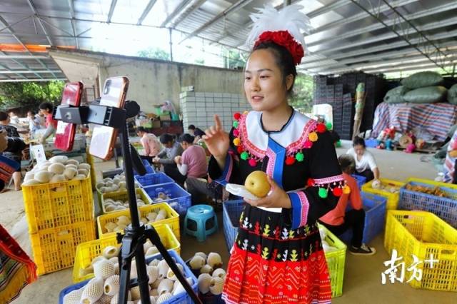 身著當?shù)靥厣褡宸椀木W(wǎng)紅正在進行帶貨直播。梁素雅 攝