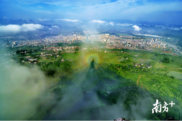 巾峰佛光。劉志成 攝