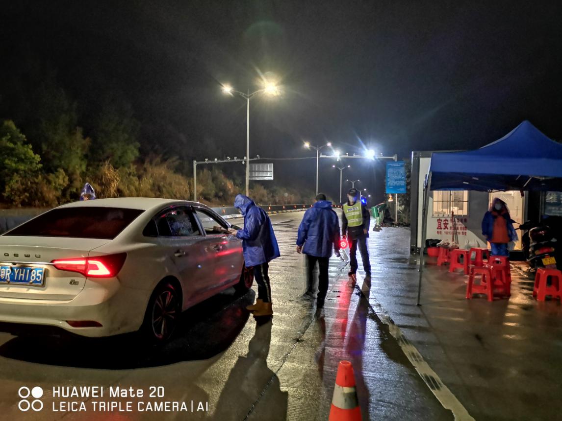 值守人員對過往車輛、人員進行排查