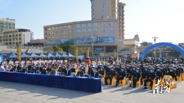 相關(guān)政府機(jī)關(guān)單位、行業(yè)代表、師生代表、市民群眾等參加活動(dòng)。張曉欣 攝