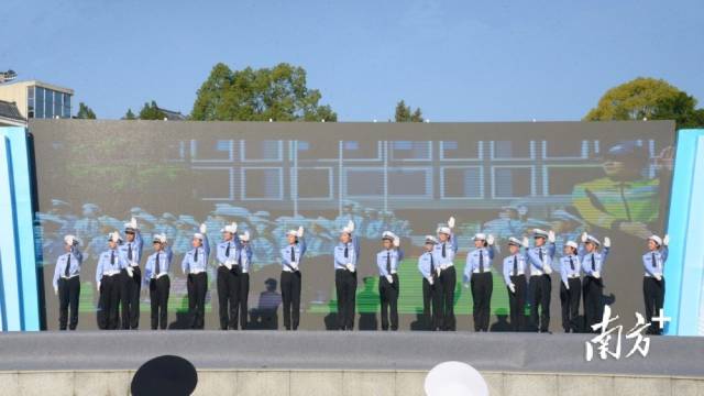 少年交警手勢操表演。張曉欣 攝