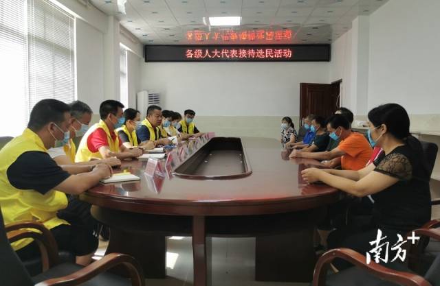 九陂鎮(zhèn)組織各級(jí)人大代表開展統(tǒng)一接待選民日活動(dòng)。