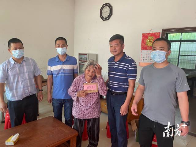 慰問(wèn)現(xiàn)役軍人李遠(yuǎn)輝家屬。