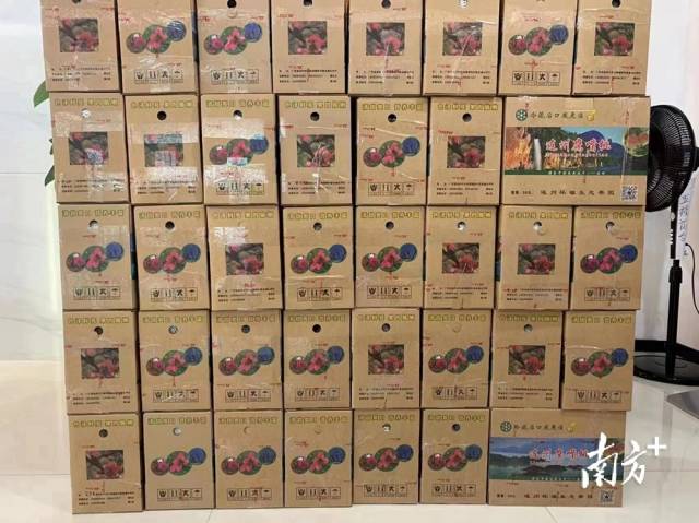 裝箱打包好等待發(fā)貨的水果。