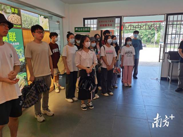 大學(xué)生們實(shí)地參觀(guān)了解家鄉(xiāng)經(jīng)濟(jì)發(fā)展。