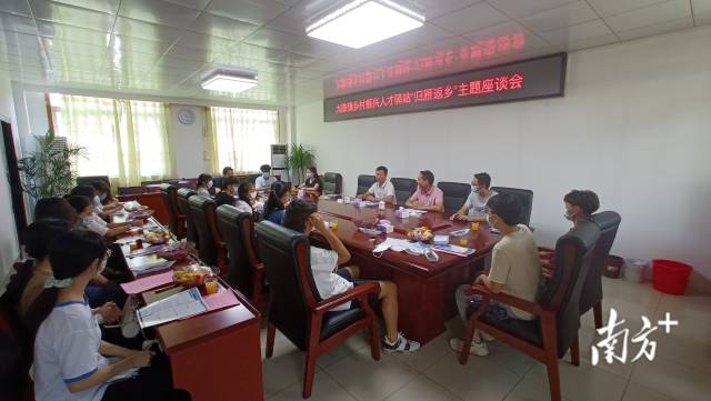 開(kāi)展主題座談。
