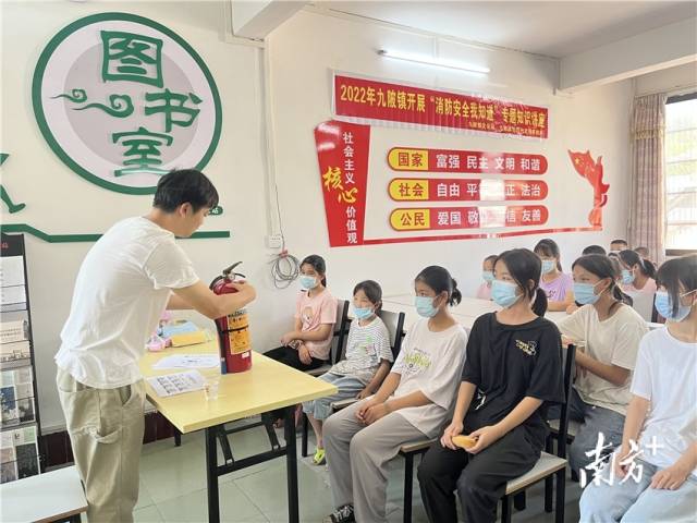 開展安全教育講座。 