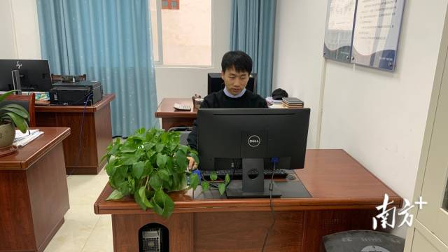 工作中的曹松根。