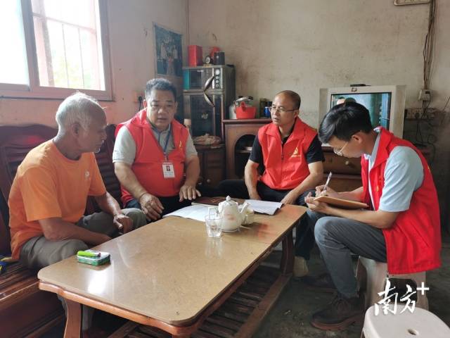 干部入戶為農戶答疑。