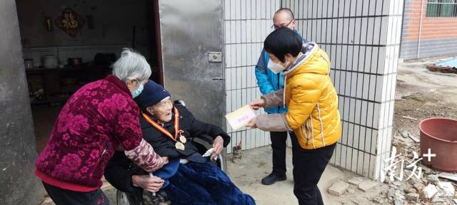 走訪慰問老黨員。