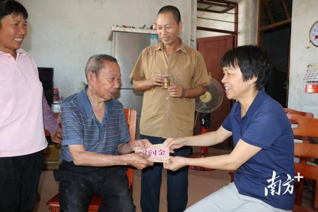 走訪慰問老黨員張臺(tái)。