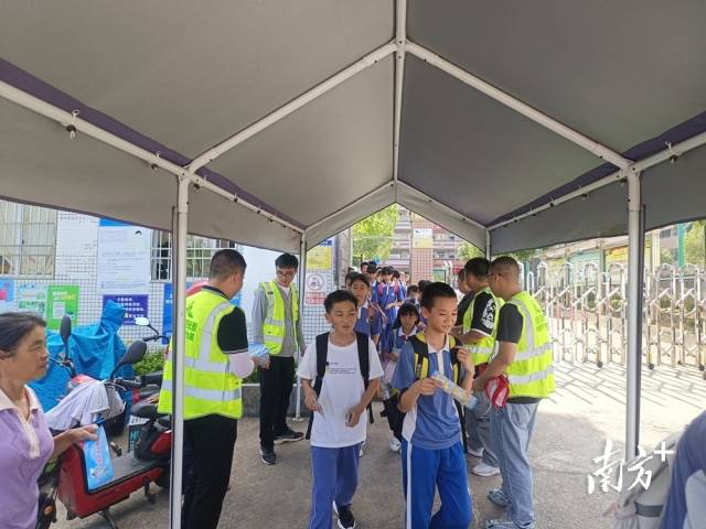 給同學(xué)們派發(fā)防溺水宣傳頁(yè)。