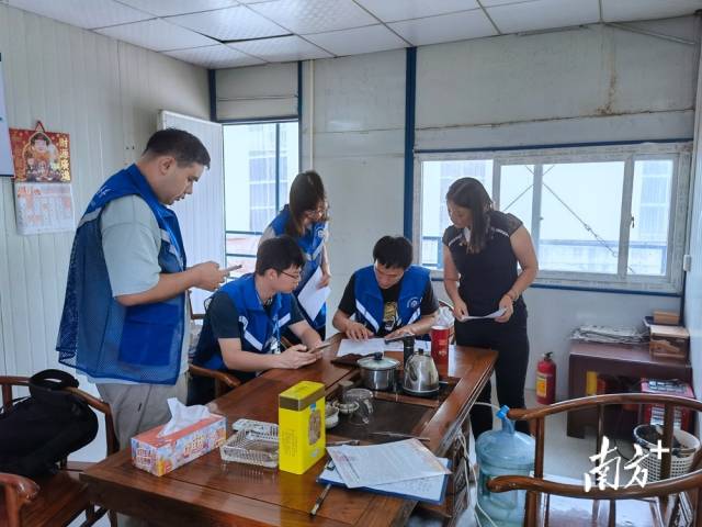 實(shí)地走訪、填報(bào)信息。