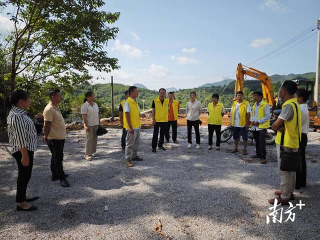 實(shí)地調(diào)研。