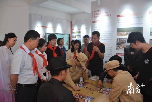 紅色劇本卡牌游戲現(xiàn)場(chǎng)演示。