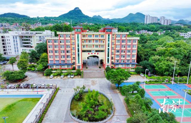 2025年，連州高考600分以上考生同比增長180%，中考總平均分連續(xù)兩年穩(wěn)居清遠市前列。圖為連州中學。曾亮超 攝