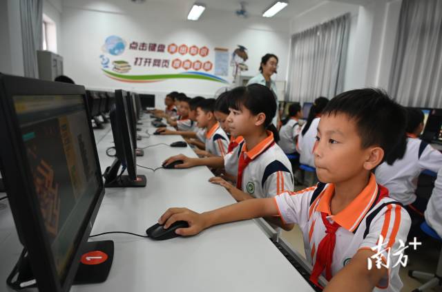 鄧兆然在“ICode國際青少年編程競賽”全球總決賽上勇奪金獎。黃津 攝