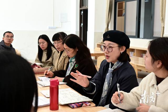 中山大學(xué)生命科學(xué)學(xué)院碩士、廣州第六中學(xué)生物高級教師劉華正在點評高一年級生物課教學(xué)展示。黃瀅 攝