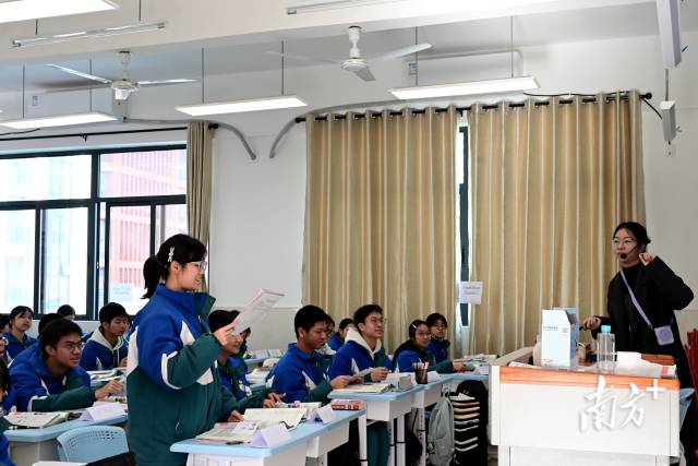 教學(xué)展示上，同學(xué)積極回答授課老師問題。黃瀅 攝