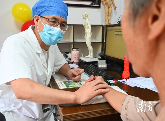 連州公立醫(yī)療機(jī)構(gòu)實(shí)施一次掛號(hào)管三天。黃津 攝