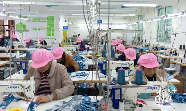 安尼歐服飾項(xiàng)目讓村民實(shí)現(xiàn)家門口就業(yè)。