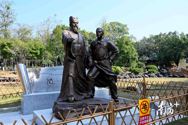 《區(qū)澤拒賞》雕像傳遞“公生明、廉生威”的廉潔理念。黃瀅 攝