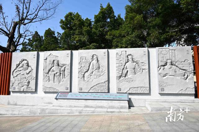 園內(nèi)《法治起源歷史長卷》浮雕生動勾勒從“蚩尤作刑”“皋陶造律”到現(xiàn)代法治建設的演進歷程。黃瀅 攝