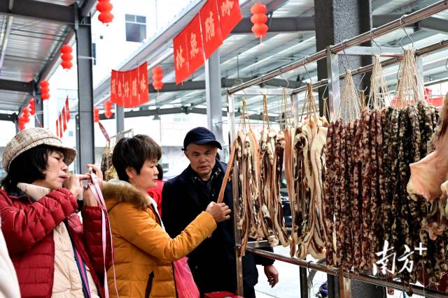 顧客挑選臘味。黃瀅 攝