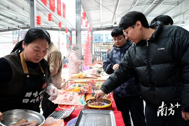 現(xiàn)場(chǎng)可免費(fèi)品嘗臘味。黃瀅 攝