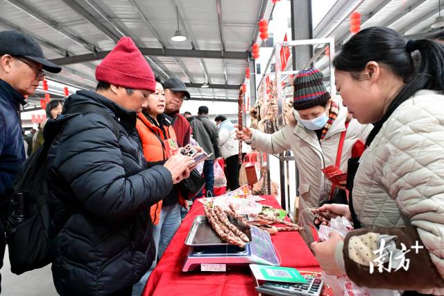 市民游客購買臘味。黃瀅 攝