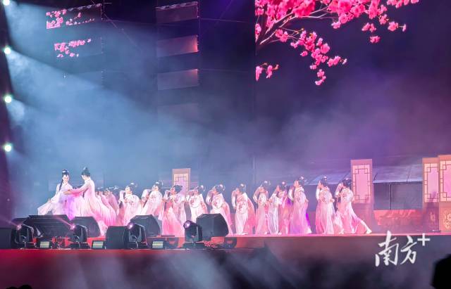 “騏驥迎春?星耀連州”2026連州市迎春晚會(huì)現(xiàn)場(chǎng)。黃津 攝
