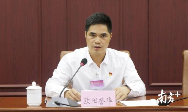 連州市委常委、市紀委書記、市監(jiān)委主任歐陽譽華代表市紀委常委會作工作報告。段燦 攝