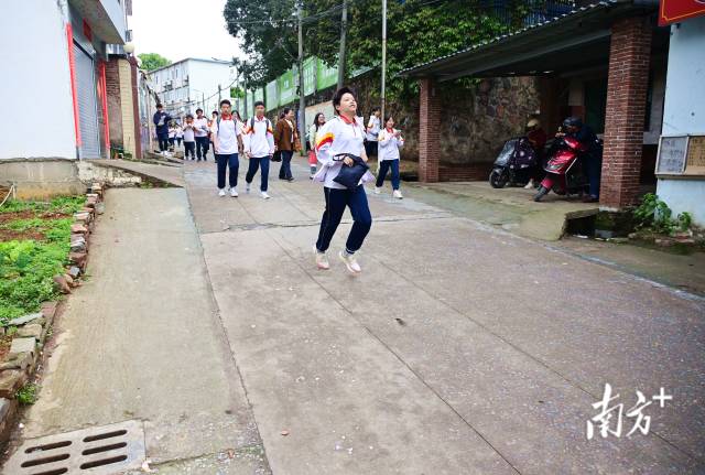 連州市慧光中學(xué)校門口道路干爽整潔，一改過往污水橫流模樣。黃津 攝