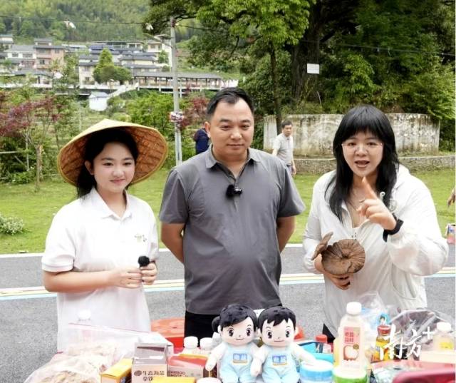 廣東科貿(mào)職業(yè)學院葉麗副教授（右一）、學生主播李緹與三水瑤族鄉(xiāng)副鄉(xiāng)長廖清曉（中）共同開展村播帶貨。通訊員 供圖