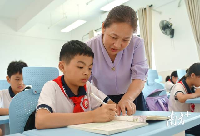 廣州六中連州實(shí)驗(yàn)學(xué)?！拔逋睓C(jī)制，讓連州孩子與廣州學(xué)生站在了同一條起跑線上。黃津 攝
